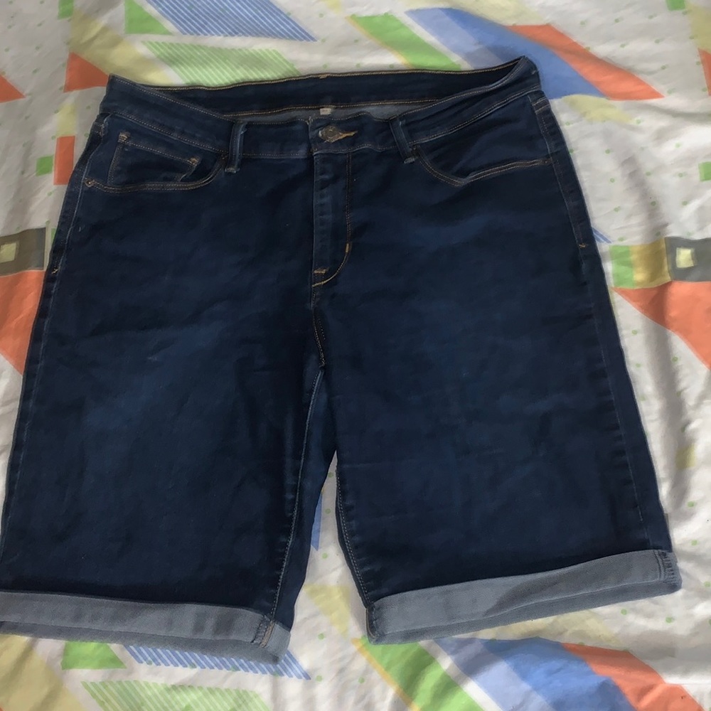 Levi’s denim stretchy size 32 shorts women